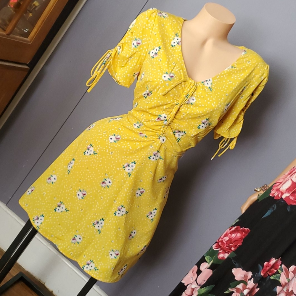 CLEARANCE FINAL PRICE Pretty floral Deep V Dress - Picture 1 of 9